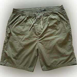 Prana Double Peak Waist Shorts. Olive fit XXL. Fits more like a 40-41 inch.
